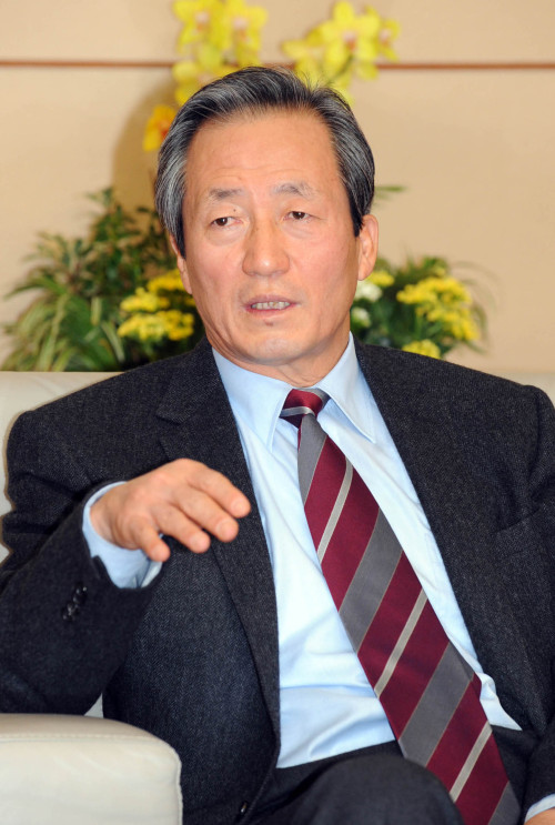 이명박 대통령당선인의 미국특사인 정몽준 한나라당의원이 21일 미국으로 출국하기에 앞서 인천공항 귀빈실에서 환송객들과 환담을 나누고 있다2008.1.21.국회사진기자단.