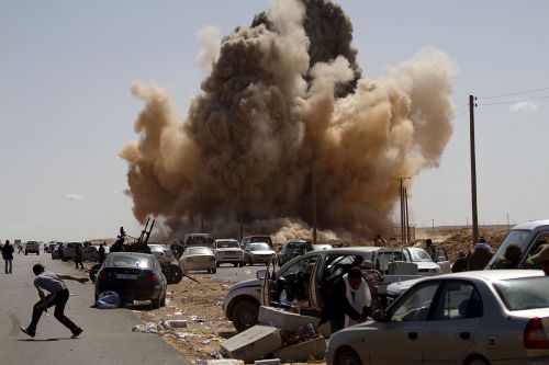 <YONHAP PHOTO-0898> (FILES) A picture taken on March 7, 2011 shows Libyan rebels taking cover as a bomb dropped by an air force fighter jet explodes near a checkpoint on the outskirts of the oil town of Ras Lanuf. Libya's rebels may have won over the international community but a decisive victory remains elusive against Moamer Kadhafi who is clinging to power in Tripoli six months on despite a NATO bombing blitz. AFP PHOTO/MARCO LONGARI /2011-08-15 16:12:37/ <저작권자 ⓒ 1980-2011 ㈜연합뉴스. 무단 전재 재배포 금지.>\r\nLibyan rebels take cover as a bomb dropped by an air force fighter jet explodes. AFP-Yonhap News