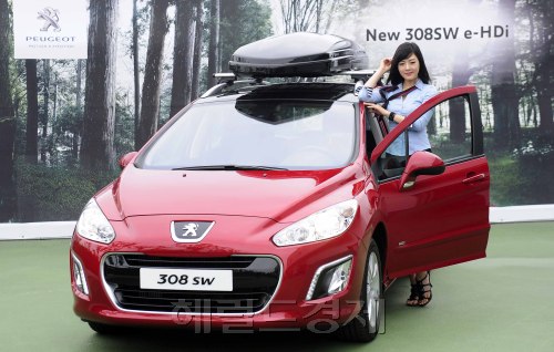 프랑스 자동차 브랜드 푸조(PEUGEOT)의 한국 공식수입원 한불모터스(주)가 서울 성수동 푸조비즈타워에서 새로운 디자인과 e-HDi 엔진이 장착된 NEw 308과 New 308sw를 출시했다. 이번 신차는 국내 최고 수준의 22.6km/l 의 연비와 119g/km의 이산화탄소 배출량을 자랑해 친환경차로서도 주목을 끌고 있다. 가격은 부가세포함 . 박해묵 기자/mook@heraldm.com\r\n프랑스 자동차 브랜드 푸조(PEUGEOT)의 한국 공식수입원 한불모터스(주)가 서울 성수동 푸조비즈타워에서 새로운 디자인과 e-HDi 엔진이 장착된 NEw 308과 New 308sw를 출시했다. 이번 신차는 국내 최고 수준의 22.6km/l 의 연비와 119g/km의 이산화탄소 배출량을 자랑해 친환경차로서도 주목을 끌고 있다. 가격은 부가세포함 . 박해묵 기자/mook@heraldm.com