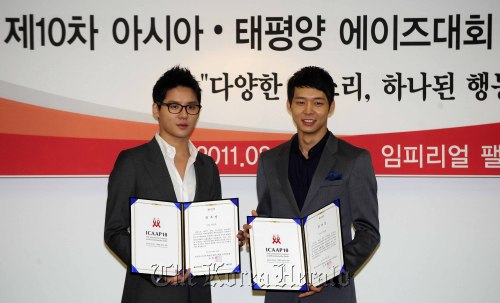 그룹 JYJ의 멤버 김준수와 박유천이 16일 오후 서울 강남 임페리얼팰리스호텔에서 10차 아시아-태평양 에이즈대회 홍보대사 위촉식을 가지고 있다. 박해묵 기자/mook@heraldm.com\r\nKim Jun-su (left) and Park Yu-chun of the K-pop idol group JYJ pose for a photo at a hotel in Seoul, after being appointed PR ambassadors of the 10th International Congress on AIDS in Asia and the Pacific, which will kick off on Aug. 26 in Busan. Park Hae-mook/The Korea Herald