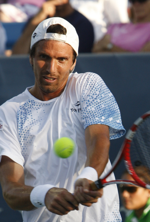 <YONHAP PHOTO-0694> Juan Ignacio Chela, Argentina, returns to Ryan Harrison, United States, in a first round match at the Western & Southern Open tennis tournament, Monday, Aug. 15, 2011, in Mason, Ohio. Harrison won 6-3, 6-3. (AP Photo/David Kohl)/2011-08-16 10:09:08/ <저작권자 ⓒ 1980-2011 ㈜연합뉴스. 무단 전재 재배포 금지.>