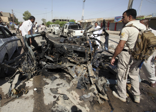 <YONHAP PHOTO-1562> Iraqi security forces inspect the site where a suicide car bomber plowed his vehicle into a checkpoint outside a police building just outside the holy city of Najaf, Iraq, Monday, Aug. 15, 2011. Bomb blasts ripped through more than a dozen Iraqi cities Monday morning, killing scores of people _ most of them in the southern city of Kut _ in a wave of violence that shattered what had been a relatively peaceful holy month of Ramadan. The violence struck from the northern city of Kirkuk to the capital of Baghdad to the southern Shiite cities of Najaf, Kut and Karbala, and emphasized the persistent ability of insurgents to wreak havoc at a time when Iraqi officials are weighing whether they are able to protect the country without the assistance of American troops. (AP Photo/Alaa al-Marjani)/2011-08-15 20:49:53/ <저작권자 ⓒ 1980-2011 ㈜연합뉴스. 무단 전재 재배포 금지.>\r\nIraqi security forces inspect the remains of a car used in suicide attack outside a police building on Monday. AP-Yonhap News
