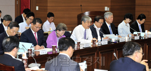 17일 오전 서울 은평구 한국보건사회연구원에서 열린 보건의료미래위원회에서 김한중 위원장 등 위원들이 안건을 논의하고 있다.<br />김명섭 기자 msiron@\r\n17일 오전 서울 은평구 한국보건사회연구원에서 열린 보건의료미래위원회에서 김한중 위원장 등 위원들이 안건을 논의하고 있다.\n김명섭 기자 msiron@\r\n서울 은평구 한국보건사회연구원에서 17일 열린 보건의료미래위원회 7차 회의에서 김한중(오른쪽 다섯번째) 위원장 등 위원들이 안건을 논의하고 있다. 김명섭 기자/msiron@heraldm.com