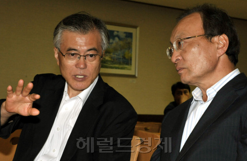 17일 오전 국회 도서관 대강당에서 열린 야권통합추진모임인 가칭 '혁신과 통합' 제안자 모임에 앞서 이해찬 전 총리와 문재인(왼쪽) 노무현재단 이사장,이 의견을  나누고 있다.양동출dcyang@heraldm.com/110817/\r\n17일 오전 국회 도서관 대강당에서 열린 야권통합추진모임인 가칭 '혁신과 통합' 제안자 모임에 앞서 이해찬 전 총리와 문재인(왼쪽) 노무현재단 이사장,이 의견을  나누고 있다.양동출dcyang@heraldm.com/110817/\r\n문재인(왼쪽) 노무현재단 이사장과 이해찬 전 총리가 17일 국회 도서관 대강당에서 열린 야권통합추진모임인 ‘혁신과 통합’에서 의견을 나누고 있다.  양동출 기자 dcyang@heraldm.com