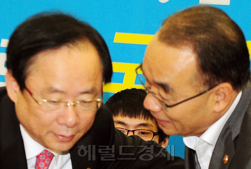 박재완(오른쪽)기획재정부장관이 17일 오전  국회에서 열린 민생예산당정협의회에 앞서 한나라당 이주영 정책위의장과 의견을  나누고 있다.양동출dcyang@heraldm.com/110817/\r\n박재완(오른쪽)기획재정부장관이 17일 오전  국회에서 열린 민생예산당정협의회에 앞서 한나라당 이주영 정책위의장과 의견을  나누고 있다.양동출dcyang@heraldm.com/110817/