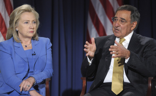 <YONHAP PHOTO-0026> Defense Secretary Leon Panetta, accompanied by Secretary of State Hillary Rodham Clinton, speaks during an event at the National Defense University in Washington, Tuesday, Aug. 16, 2011. (AP Photo/Susan Walsh)/2011-08-17 00:20:49/ <저작권자 ⓒ 1980-2011 ㈜연합뉴스. 무단 전재 재배포 금지.>\r\nU.S. Defense Secretary Leon Panetta, with State Secretary Hillary Clinton, speaks in Washington on Tuesday.  AP-Yonhap News