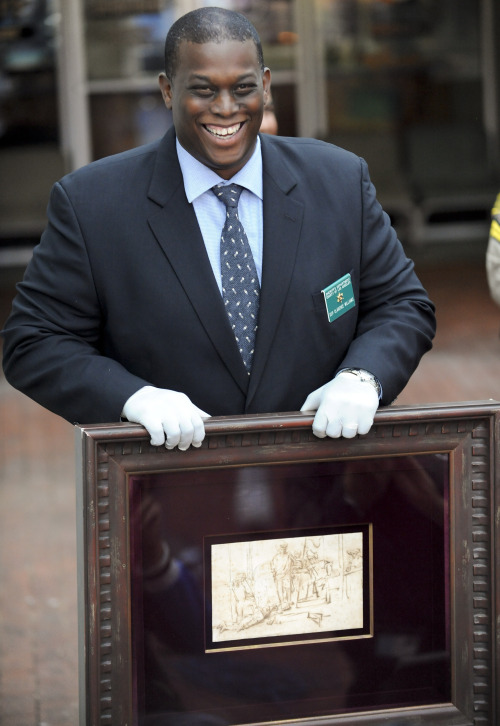 <YONHAP PHOTO-0012> Los Angeles Sheriff lead detective Clarence Williams displays the recovered $250,000 quill pen Rembrandt drawing known as "The Judgment" at a news conference, Tuesday, Aug. 16, 2011, in Marina Del Rey, Calif. Authorities said early Tuesday they had recovered the Dutch master's 17th century sketch at a San Fernando Valley church, about 20 miles from the luxury hotel lobby where it was stolen over the weekend from a private art display while a curator was momentarily distracted by someone who seemed interested in buying another piece. (AP Photo/Gus Ruelas)/2011-08-17 00:04:28/ <저작권자 ⓒ 1980-2011 ㈜연합뉴스. 무단 전재 재배포 금지.>\r\nLos Angeles Sheriff lead detective Clarence Williams displays the recovered $250,000 quill pen Rembrandt drawing known as “The Judgment” at a news conference, Aug. 16, in Marina Del Rey, California. AP-Yonhap News