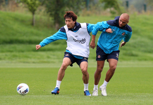 <YONHAP PHOTO-1744> Sunderland's Ji Dong-Won, left, vies for the ball with Wes Brown, right, during a training session at the club training ground, Sunderland, England, Tuesday Aug 16, 2011. Sunderland will play Newcastle United in a Premier League match on Saturday. (AP Photo/Scott Heppell)/2011-08-16 20:29:01/ <저작권자 ⓒ 1980-2011 ㈜연합뉴스. 무단 전재 재배포 금지.>\r\nSunderland’s Ji Dong-won (left) vies for the ball with Wes Brown during a training session at the club training ground in Sunderland, England, Tuesday.  AP-Yonhap News