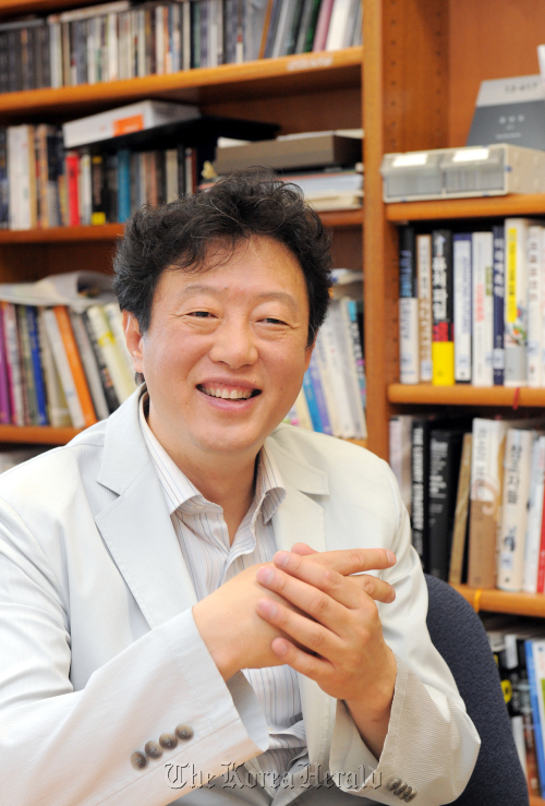 김난도 서울대학교 생활과학대학 소비자학과 교수 인터뷰./ 안훈기자 rosedale@ 2011.07.28\r\nKim Rando, professor and best-selling author, at his office in Seoul National University \r\n  Ahn Hoon/The Korea Herald