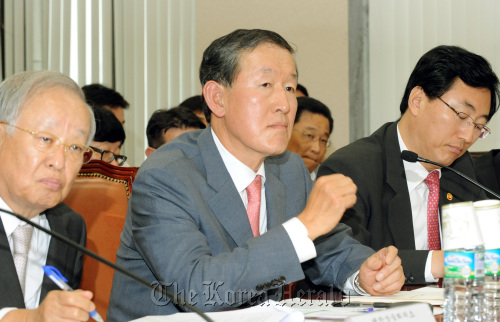 17일 오전  대·중소기업 상생 해법을 모색하기 위해  국회 지식경제위원회 회의실에서 열린  공청회에서 허창수(가운데) 전경련 회장과 손경식(왼쪽) 대한상의 회장, 최중경(오른쪽) 지경부 장관이  의원들의 질의를 듣고 있다.양동출dcyang@heraldm.com/110817/\r\nHuh Chang-soo (center), chairman of the Federation of Korean Industries, listens to lawmakers’ questions during a public hearing on the social responsibility of enterprises hosted by the parliamentary committee for knowledge economy at the National Assembly on Wednesday. Yang Dong-chool/The Korea Herald