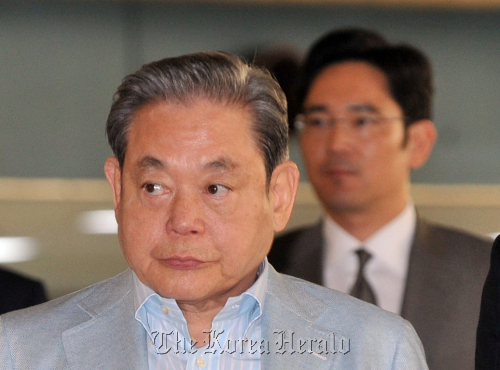 이건희 삼성전자 회장이 15일 오전 일본 주요 거래선과 지인을 만나기 위해 김포공항을 통해 나리타 공항으로 출국하고 있다. 박해묵 기자/mook@heraldm.com\r\nSamsung Electronics chairman Lee Kun-hee and his son and company president Lee Jae-yong Park Hae-mook/The Korea Herald