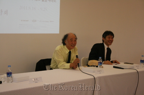 Photographer Joo Myung-duck speaks at a press conference held on Wednesday at Daelim Contemporary Art Museum.  Daelim Contemporary Art Museum