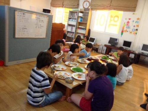 SK그룹이 설립한 행복나눔재단이 올 여름방학 기간에도 전국 20여개 행복도시락급식센터를 통해 1392명의 결식 어린이와 청소년들에게 도시락 배달 등 형태로 무료 급식을 하고 있다.