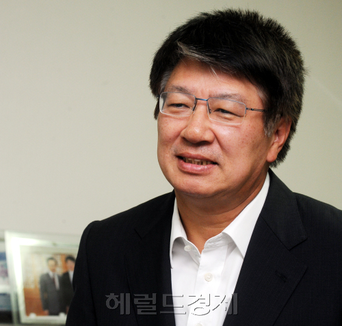 국회의원 강남갑 의원회관 인터뷰. 박현구 기자phko@heraldm.com 2011.08.08\r\n국회의원 강남갑 의원회관 인터뷰. 박현구 기자phko@heraldm.com 2011.08.08\r\n국회의원 강남갑 의원회관 인터뷰. 박현구 기자phko@heraldm.com 2011.08.08