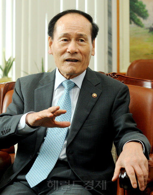 김성순 환노위원장 인터뷰. 박현구 기자phko@heraldm.com 2011.08.09\r\n김성순 환노위원장 인터뷰. 박현구 기자phko@heraldm.com 2011.08.09\r\n김성순 환노위원장 인터뷰. 박현구 기자phko@heraldm.com 2011.08.09