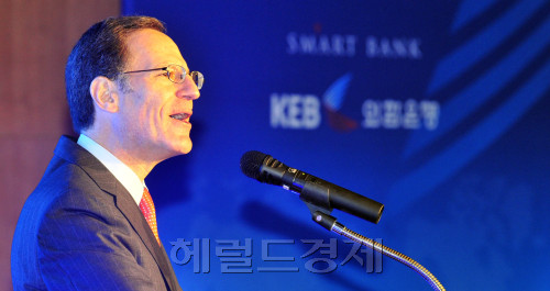 18일 오전 서울 명동 외한은행 본점에서 외환은행(KEB)재도약 선포식이 열려 래리 클레인 외환은행장이 인사말을 하고 있다. 이날 외환은행은 "New Start,! 함께 뛰는 외환은행!"이라는 캐치프레이즈를 공표했다.<br />김명섭 기자 msiron@\r\n18일 오전 서울 명동 외한은행 본점에서 외환은행(KEB)재도약 선포식이 열려 래리 클레인 외환은행장이 인사말을 하고 있다. 이날 외환은행은 "New Start,! 함께 뛰는 외환은행!"이라는 캐치프레이즈를 공표했다.\n김명섭 기자 msiron@