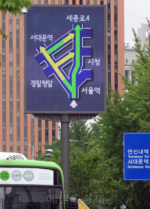 서울 남영동 인근에 설치중인 기능성 표지판. 박해묵 기자/mook@heraldm.com\r\n서울 남영동 인근에 설치중인 기능성 표지판. 박해묵 기자/mook@heraldm.com\r\n서울 남영동 인근에 설치중인 기능성 표지판. 박해묵 기자/mook@heraldm.com
