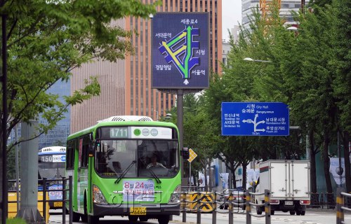 서울 남영동 인근에 설치중인 기능성 표지판. 박해묵 기자/mook@heraldm.com\r\n서울 남영동 인근에 설치중인 기능성 표지판. 박해묵 기자/mook@heraldm.com\r\n서울 남영동 인근에 설치중인 기능성 표지판. 박해묵 기자/mook@heraldm.com\r\n서울시는 종로, 새문안로 등 도심 진입 길목 21곳에 운전자들이 정체된 길을 피해 갈 수 있도록 지능형 교통전광판을 설치해 17일부터 가동하고 있다.  박해묵 기자/mook@