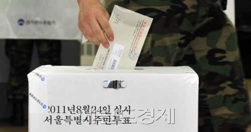 무상급식 찬반 서울시 주민투표 부재자 투표가 실시된 18일 오전 종로구청에서 군인들이 투표를 하고 있다.<br />김명섭 기자 msiron@\r\n서울시 무상급식 부재자 투표 첫날인 18일 오전 종로구청에서 군인들이 소중한 한 표를 행사하고 있다. 이번 부재자 투표는 19일까지 계속된다.    김명섭 기자/msiron@