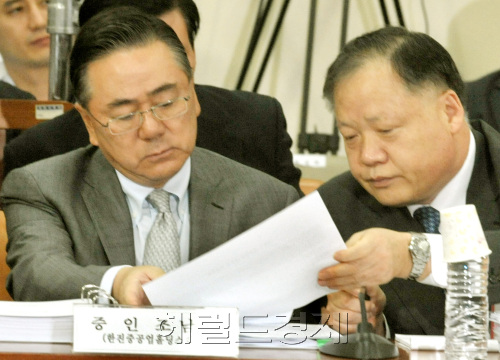 조남호(왼쪽)  한진중공업 회장이 18일 오전 국회 환경노동위원회에서 열린 한진중공업 사태 청문회에 출석,시작에 앞서 이재용 한진중공업 사장과 답변자료를 검토하고 있다.양동출dcyang@heraldm.com/110818/\r\n조남호(왼쪽)  한진중공업 회장이 18일 오전 국회 환경노동위원회에서 열린 한진중공업 사태 청문회에 출석,시작에 앞서 이재용 한진중공업 사장과 답변자료를 검토하고 있다.양동출dcyang@heraldm.com/110818/\r\n조남호(왼쪽) 한진중공업 회장이 18일 오전 국회 환경노동위원회에서 열린 한진중공업 사태 청문회에 출석, 이재용 사장과 답변자료를 검토하고 있다. 양동출 기자/dcyang@