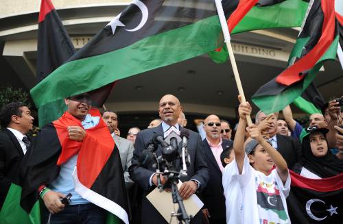 <YONHAP PHOTO-0198> Ambassador Ali Aujali (C), representative of the Libyan Transitional National Council (TNC) to the US, is surrounded by other Libyans as announces the opening the new Embassy of Libya under the control of the TNC in Washington, DC, on August 17, 2011. AFP Photo/Jewel Samad /2011-08-18 05:54:52/ <저작권자 ⓒ 1980-2011 ㈜연합뉴스. 무단 전재 재배포 금지.>\r\nAmbassador Ali Aujali (center) of the Libyan Transitional National Council to the U.S. announces the opening of the new Embassy of Libya in Washington, D.C. on Wednesday.  AFP-Yonhap News