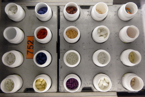 <YONHAP PHOTO-2106> In this June 14, 2011 photo, various prescription drugs on the automated pharmacy assembly line at Medco Health Solutions, are displayed in Willingboro, N.J. Companies paid higher prices for tobacco, pickup trucks and pharmaceuticals in July, driving underlying wholesale inflation up by the most in six months. (AP Photo/Matt Rourke)/2011-08-17 22:09:39/ <저작권자 ⓒ 1980-2011 ㈜연합뉴스. 무단 전재 재배포 금지.>\r\nVarious prescription drugs on the automated pharmacy assembly line at Medco Health Solutions, are displayed in Willingboro, New Jersey.  AP-Yonhap News
