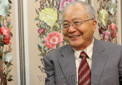 Sohn Ho-min, director of Korean Language Flagship Center at University of Hawaii, speaks during an interview with The Korea Herald at Imperial Palace Hotel in Seoul, Thursday.  The Academy of Korean Studies