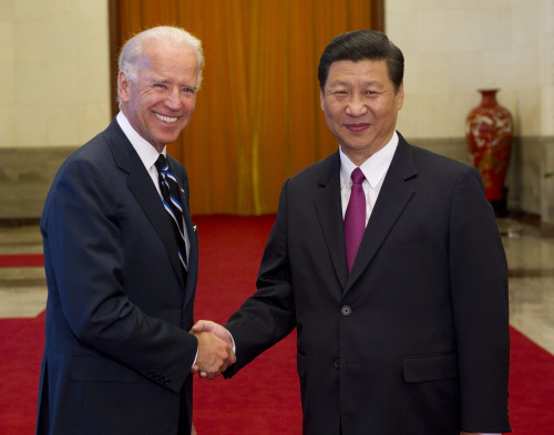 <YONHAP PHOTO-1258> (110818) -- BEIJING, Aug. 18, 2011 (Xinhua) -- Chinese Vice President Xi Jinping (R) holds a welcoming ceremony for U.S. Vice President Joe Biden in Beijing, capital of China, Aug. 18, 2011. (Xinhua/Huang Jingwen) (lfj)/2011-08-18 12:56:59/ <저작권자 ⓒ 1980-2011 ㈜연합뉴스. 무단 전재 재배포 금지.>\r\nXi Jinping (right) holds a welcoming ceremony for U.S. Vice President Joe Biden in Beijing on Thursday.  Xinhua-Yonhap News
