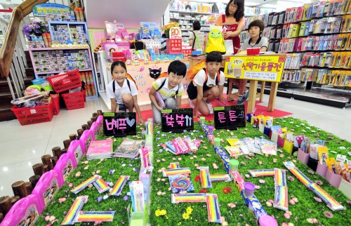 다이소 아성산업은 18일부터 전국의 다이소 매장에서 20%저렴한 가격으로 신학기맞이특별기획전을 열고있다. 사진은 서울 종각역 매장에서 아이들이 새학기를 맞아 힘차게 출발하는 포토세션을 하고 있다.<br />김명섭 기자 msiron@\r\n다이소 아성산업은 18일부터 전국의 다이소 매장에서 20%저렴한 가격으로 신학기맞이특별기획전을 열고있다. 사진은 서울 종각역 매장에서 아이들이 새학기를 맞아 힘차게 출발하는 포토세션을 하고 있다.\r\n김명섭 기자 msiron@