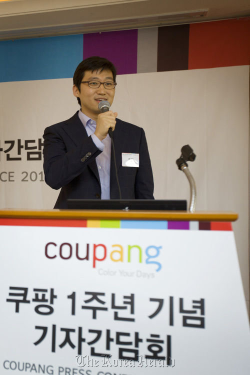 Coupang’s chief executive Kim Bom-suk speaks at a press conference organized to celebrate the firm’s first anniversary in downtown Seoul on Thursday.   Coupang