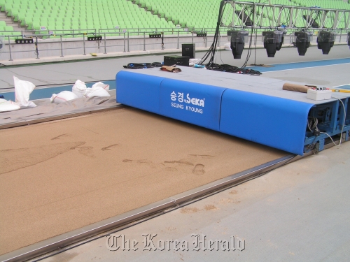 A new device invented to smooth the surface of the sand pit will be used for long and triple-jump events at the Daegu World Championships.  Daegu Organizing Committee\r\nA new device invented to smooth the surface of the sand pit will be used for long and triple-jump events at the Daegu World Championships.  Daegu Organizing Committee