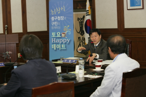 최창식 중구청장이 ‘구민이 함께하는 토요 해피데이트’에서 구민의 이야기를 듣고 구정에 대해 설명하고 있다.