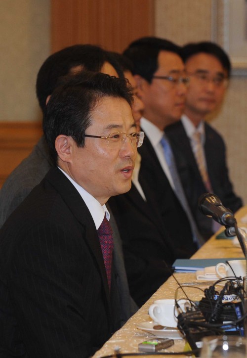 19일 오전 명동 은행회관 뱅커스클럽에서 금융감독원장과 보험회사 CEO 조찬회동이 열렸다. 권혁세 금융감독원장이 인사말을 하고 있다.<br />이상섭 기자 babtong@heraldm.com 2011.08.19\r\n19일 오전 명동 은행회관 뱅커스클럽에서 금융감독원장과 보험회사 CEO 조찬회동이 열렸다. 권혁세 금융감독원장이 인사말을 하고 있다.\r\n이상섭 기자 babtong@heraldm.com 2011.08.19\r\n권혁세 금융감독원장은 19일 은행연합회관에서 14개 보험사 CEO들과 초찬간담회를 가졌다. 권 원장은 이날 일부 보험사가 대주주 등을 부당지원한 것은 보험계약자 보호를 소홀히 한 것이라고 강조, 기업집단 소속 보험사에 대해서는 대주주와의 부당거래 행위에 대한 검사를 강화해 나갈 계획이라고 밝혔다. 그는 또 향후 위기 상황을 충분히 감안해서 고율배당을 자제해 달라고 당부했다.  이상섭 기자/babtong@