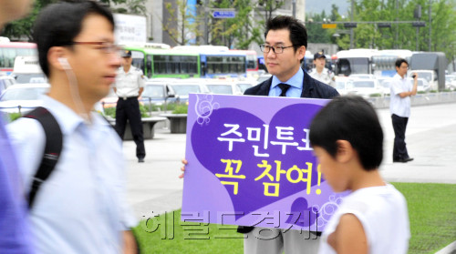 19일 오전 서울 광화문 네거리에서 탤런트 박상원이 무상급식 주민투표 참여 1인 피켓 홍보를 하고 있다. <br />김명섭 기자 msiron@\r\n19일 오전 서울 광화문 네거리에서 탤런트 박상원이 무상급식 주민투표 참여 1인 피켓 홍보를 하고 있다. \n김명섭 기자 msiron@