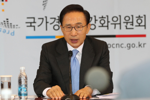 이명박 대통령이 18일 청와대에서 열린 제26차 국가경쟁력강화위원회의에서 인사말을 하고 있다./청와대사진기자단 2011.08.19\r\n이명박 대통령이 18일 청와대에서 열린 제26차 국가경쟁력강화위원회의에서 인사말을 하고 있다./청와대사진기자단 2011.08.19