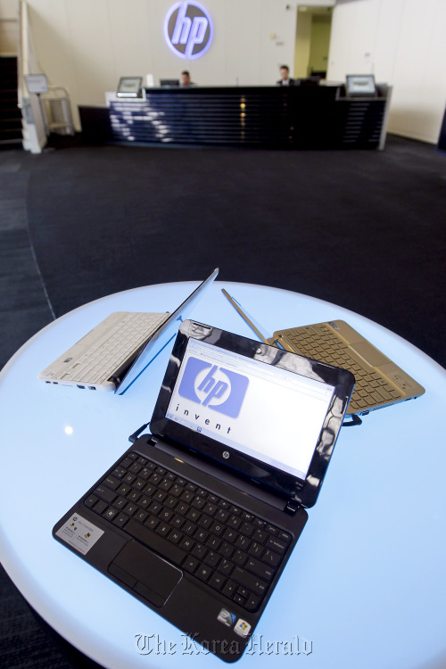 Hewlett-Packard Co. laptop computers sit on display in the lobby at the company’s headquarters in Palo Alto, California.  Bloomberg