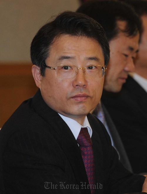 19일 오전 명동 은행회관 뱅커스클럽에서 금융감독원장과 보험회사 CEO 조찬회동이 열렸다. 권혁세 금융감독원장이 인사말을 하고 있다.<br />이상섭 기자 babtong@heraldm.com 2011.08.19\r\nFSS Gov. Kwon Hyouk-se. \n Lee Sang-sub/The Korea Herald