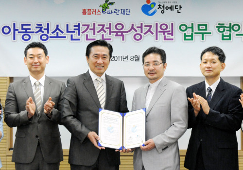 김영기(홈플러스e파란재단사업국장),설도원(홈플러스부사장),신순갑(청예단사무총장),안병택(청예단과장)
