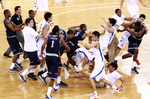 Players of the Georgetown University men's basketball team and China's Bayi Rockets fight during their exhibition game in Beijing, China, Thursday. The bench-clearing brawl at the exhibition game between American and Chinese basketball teams marred the orchestrated harmony of U.S. Vice President Joe Biden's visit to China. The fight forced the game to end early. (AP-Yonhap News)