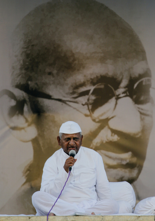 <YONHAP PHOTO-0005> India's anti-corruption activist Anna Hazare answers a question put to him by the media, in front of a giant portrait of Mahatma Gandhi on the stage during his hunger strike in New Delhi, India, Saturday, Aug. 20, 2011. Hazare said Saturday he was feeling physically weak but resolved in his demand that the government adopt his version of a bill setting up an anti-graft watchdog. (AP Photo/Saurabh Das)/2011-08-21 00:06:33/ <저작권자 ⓒ 1980-2011 ㈜연합뉴스. 무단 전재 재배포 금지.>\r\nAnna Hazare in front of a giant portrait of Mahatma Gandhi during his hunger strike in New Delhi on Saturday. AP-Yonhap News