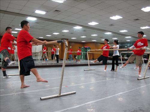 Big Issue vendors practice basic ballet positions with the help of tutor Kim Ji-yeon.   Yonhap News