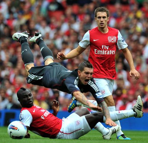 <YONHAP PHOTO-1257> Arsenal's Welsh midfielder Aaron Ramsey (R) looks on as Liverpool's Danish defender Daniel Agger vies with Arsenal's Ghanaian/English midfielder Emmanuel Frimpong (L) during the English Premier League football match between Arsenal and Liverpool at The Emirates Stadium in north London, Engand on August 20, 2011. AFP PHOTO/CARL DE SOUZA RESTRICTED TO EDITORIAL USE. No use with unauthorized audio, video, data, fixture lists, club/league logos or ?live? services. Online in-match use limited to 45 images, no video emulation. No use in betting, games or single club/league/player publications. /2011-08-20 22:02:37/ <저작권자 ⓒ 1980-2011 ㈜연합뉴스. 무단 전재 재배포 금지.>\r\nArsenal’s Aaron Ramsey (right) looks on as Liverpool’s Daniel Agger vies with Arsenal’s Emmanuel Frimpong (left) during the English Premier League football match on Saturday.  \r\n AFP-Yonhap News\r\nArsenal’s Aaron Ramsey (right) looks on as Liverpool’s Daniel Agger vies with Arsenal’s Emmanuel Frimpong (left) during the English Premier League football match on Saturday.  \r\n AFP-Yonhap News