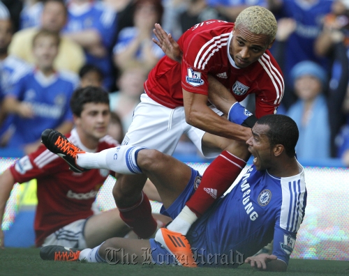 Chelsea’s Ashley Cole, falls under the challenge of West Bromwich Albion’s Peter Odemwingie during their English Premiership soccer match at Chelsea’s Stamford Bridge stadium in London, Saturday.  AP-Yonhap News\r\nChelsea’s Ashley Cole, falls under the challenge of West Bromwich Albion’s Peter Odemwingie during their English Premiership soccer match at Chelsea’s Stamford Bridge stadium in London, Saturday.  AP-Yonhap News
