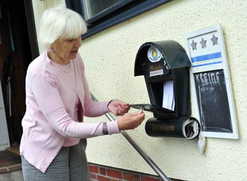 <YONHAP PHOTO-0447> TO GO WITH AFP STORY BY ESTELLE PEARD --- Heidemarie Schwermer empties the letter box of a house she is homesitting in Wilhelmshaven, northern Germany, on July 26, 2011. Schwerner, known from living without money, started her idea of a post capitalistic life in 1996. She started to share and exchange things and services as well as homesitting houses in order to have a place to stay. AFP PHOTO / PATRICK LUX --- MORE IN IMAGE FORUM --- /2011-08-18 06:14:02/ <저작권자 ⓒ 1980-2011 ㈜연합뉴스. 무단 전재 재배포 금지.>\r\nHeidemarie Schwermer empties the letter box of a house she is homesitting in Wilhelmshaven, northern Germany, in July 2011.          AFP-Yonhap News