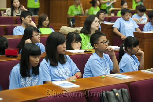 Children listen to panelists during the Korea Child Conference in Seoul on Friday.\n Korea Council of Children’s Organizations\r\nChildren listen to panelists during the Korea Child Conference in Seoul on Friday.\n Korea Council of Children’s Organizations