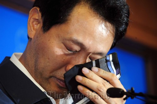 21일 오전 오세훈 서울시장이 서울시청 브리핑룸에서 긴급기자회견을 가지고 24일 치러지는 주민투표율이 33.3% 미달로 개표 못하거나 득표율이 낮으면 사퇴하겠다고 밝히고 있다. 박해묵 기자/mook@heraldm.com\r\nSeoul Mayor Oh Se-hoon wipes his tears at a news conference announcing he would resign if his plan for free school lunches loses in the Aug. 24 referendum.   Park Hae-mook/The Korea Herald