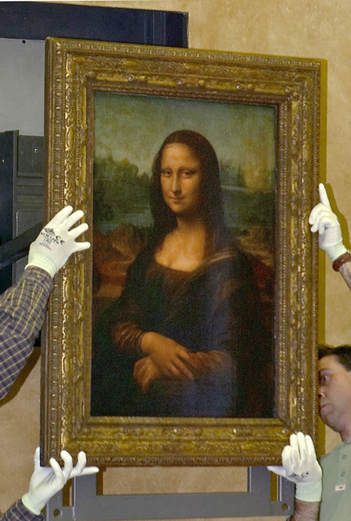 <YONHAP PHOTO-1113> TO GO WITH AFP STORY BY PASCALE MOLLARD-CHENEBENOIT (FILES) In a file picture taken on April 3, 2005 workers hang Leonardo Da Vinci's "Mona Lisa" in the renovated 19th century Salle des Etats in Paris' Louvre museum. AFP PHOTO / P. BALLIF / MUSEE DU LOUVRE /2011-08-20 20:57:45/ <저작권자 ⓒ 1980-2011 ㈜연합뉴스. 무단 전재 재배포 금지.>\r\nWorkers hang Leonardo Da Vinci’s “Mona Lisa” in the renovated 19th century Salle des Etats in Paris’ Louvre museum in April, 2005.  AFP-Yonhap News