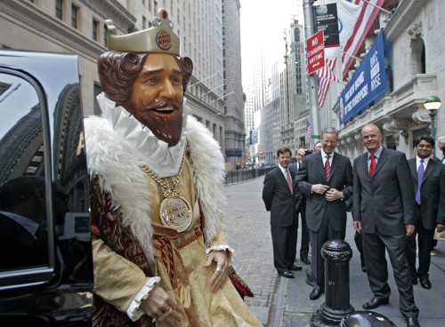 <YONHAP PHOTO-0260> FILE - In this May 18, 2006 photo, Burger King CEO John W. Chidsey, background center, watches as"The King" mascot of Burger King Corp., arrives at the New York Stock Exchange in New York. Burger King's spooky "The King" mascot is retiring so the struggling burger chain can refocus its marketing to reach new customers. The mascot has been around for years, but recently has become a more prevalent and somewhat creepy presence in ads. The fast food chain, which has suffered declining sales, will roll out a new advertising campaign this weekend sans "The King" that will focus on its burgers. (AP Photo/Richard Drew)/2011-08-20 05:02:56/ <저작권자 ⓒ 1980-2011 ㈜연합뉴스. 무단 전재 재배포 금지.>\r\nBurger King CEO John W. Chidsey (background center), watches as “The King” mascot of Burger King Corp. arrives at the New York Stock Exchange in New York in May, 2006.  AP-Yonhap News