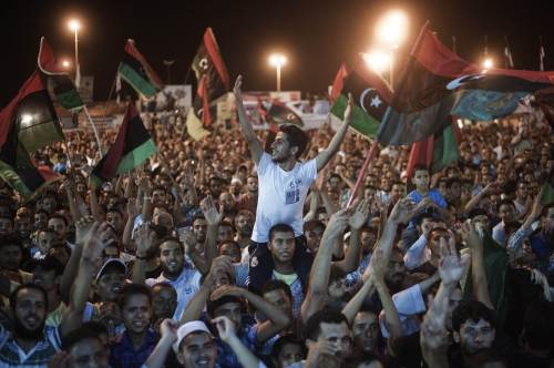 <YONHAP PHOTO-0675> Tens of thousands of Libyans celebrate what the rebels claim to be the first uprising in Tripoli against the Kadhafi's regime on August 21, 2011 at freedom square in Benghazi, Libya. Several explosions and heavy gunfire were heard late Saturday in Tripoli, as witnesses reported fighting in some neighbourhoods of the Libyan capital. Gunfire erupted in central Tripoli after the break of the dawn-to-dusk fast of Ramadan. AFP PHOTO / GIANLUIGI GUERCIA /2011-08-21 09:51:11/ <저작권자 ⓒ 1980-2011 ㈜연합뉴스. 무단 전재 재배포 금지.>\r\nTens of thousands of Libyans celebrate what the rebels claim to be the first uprising in Tripoli against Gadhafi’s regime Sunday at freedom square in Benghazi, Libya.     AFP-Yonhap News