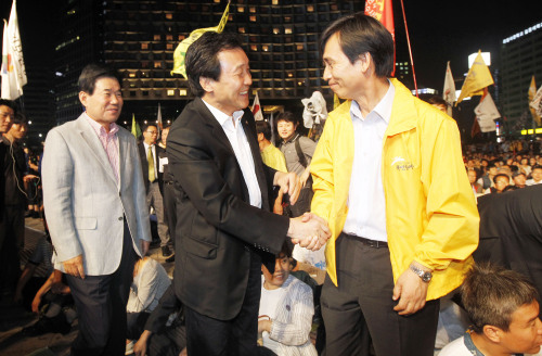 <YONHAP PHOTO-1439> `희망시국대회' 참석한 손학규 대표와 유시민 대표 (서울=연합뉴스)이상학 기자 = 20일 오후 서울광장에서 열린 '희망시국대회'에서 민주당 손학규 대표가 유시민 국민참여당 대표와 인사를 하고 있다. 희망시국대회는 진보진영 정당과 시민사회, 학계 인사들이 모여 한진중공업 정리해고 철회, 공무원ㆍ교사 정치탄압 중단, 언론 공정성 복원, 무상급식과 반값 등록금 실현 등을 촉구하는 행사다. 2011.8.20 leesh@yna.co.kr/2011-08-20 23:17:11/ <저작권자 ⓒ 1980-2011 ㈜연합뉴스. 무단 전재 재배포 금지.>\r\nDP leader Sohn Hak-kyu (left) greets Rhyu Si-min, chairman of the People’s Participation Party, at the progressives’ rally Saturday in Seoul Plaza against Hanjin Heavy Industries and Construction Co. layoffs.  Yonhap News